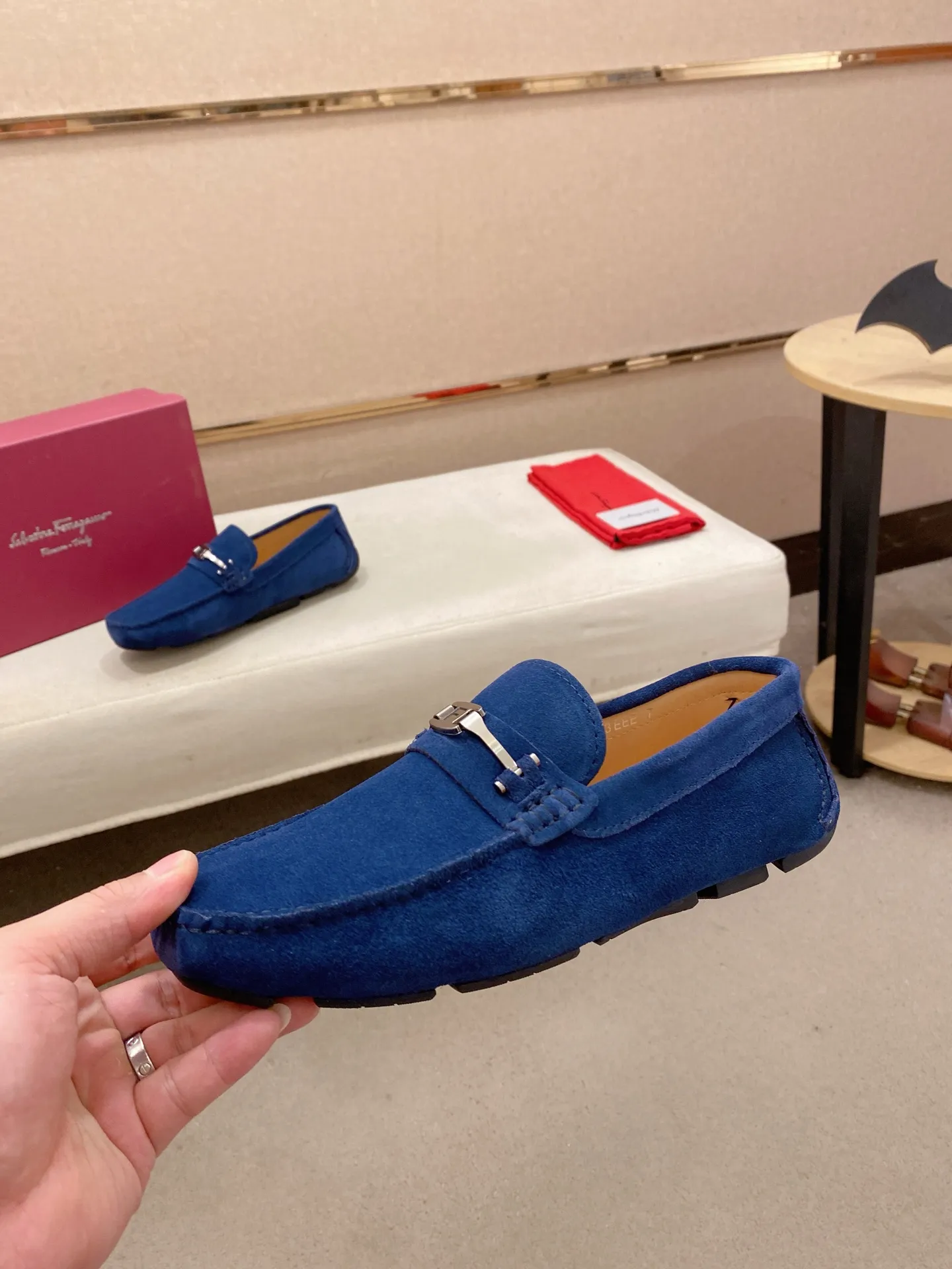 Factory price: 540💰High-end quality! Ferragamo🆕🆕Exclusive hot-selling products in stock🔥🔥New products on the shelves, high-quality Ferragamo men's pea shoes, high-end casual driving shoes, with complete packaging! 💪 💪 Material: imported suede cowhide 🐂 + imported high-quality water-dyed cowhide lining + wear-resistant outsole 👍🏻👍🏻 Features: high-end and comfortable, purely handmade 🚀 🚀 Create the perfect shoe that suits you best 🔥 🔥 Size: (38-44) 45 standard size can be customized!